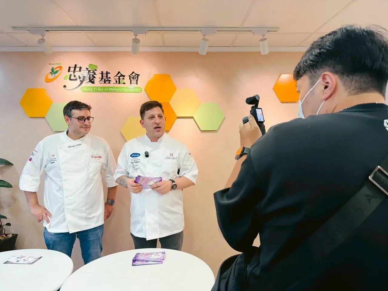 馬赫娛樂操盤奧利塔品牌與 Casillo 短影音內容，透過公益餐會與育幼院送餐活動，將餐飲品牌故事轉化為更具溫度的影像傳播。